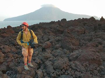 The 2013 lava flow with Rakata island in the background (Photo: Ronny Quireyns)