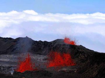 Lavafontänen zu Beginn des Ausbruchs des Piton de la Fournaise im Jahr 2006, als die aktive Spalte auch die Kraterwand zerschnitt (30. Aug. 2006) (Photo: SBCabusson)
