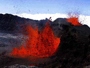 Lavafontänen zu Beginn des Ausbruchs des Piton de la Fournaise im Jahr 2006, als die aktive Spalte auch die Kraterwand zerschnitt (30. Aug. 2006) (Photo: SBCabusson)