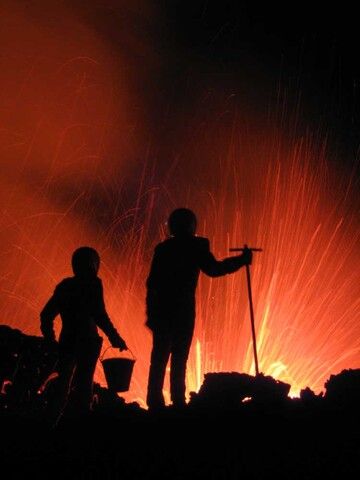 Lavaprobenahme an der Eruptionsstelle. (Photo: SBCabusson)