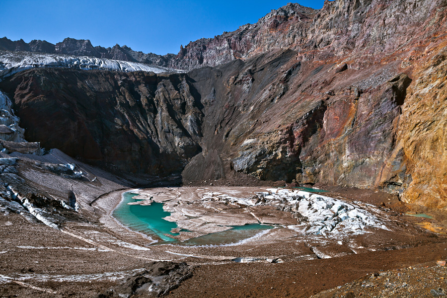 El lago glacial en el cráter de este Volcán Mutnovsky (Sep-2012) (Photo: Sergey Krasnoshchokov)