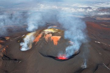 Active cone of Plosky Tolbachik volcano (May 2013) (Photo: Sergey Krasnoshchokov)