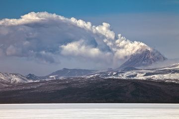 Emission of ashes of Kizimen volcano (Apr 2011) (Photo: Sergey Krasnoshchokov)