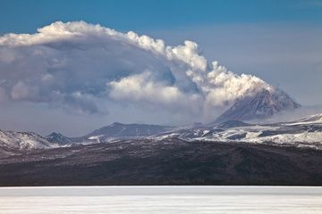 Émission de cendres du volcan Kizimen (avril 2011) (Photo: Sergey Krasnoshchokov)