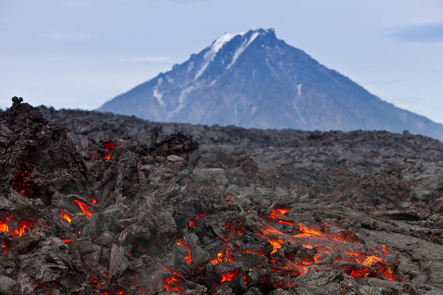 Lava flow of Plosky Tolbachik volcano and the cone of Bolshaya Udina volcano (July 2013) (Photo: Sergey Krasnoshchokov)