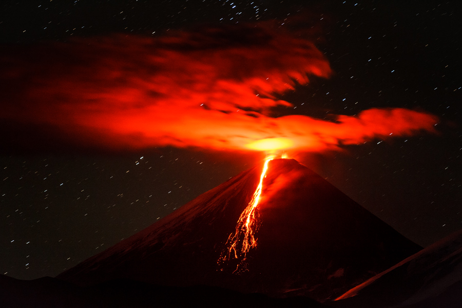 Erupting Klyuchevskoy volcano, Kamchatka, with the new lava flow (Sep 2013) (Photo: Sergey Krasnoshchokov)