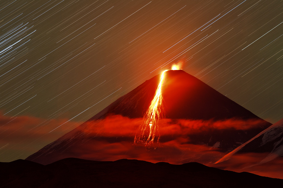 Erupting Klyuchevskoy volcano, Kamchatka, with the new lava flow (Sep 2013) (Photo: Sergey Krasnoshchokov)
