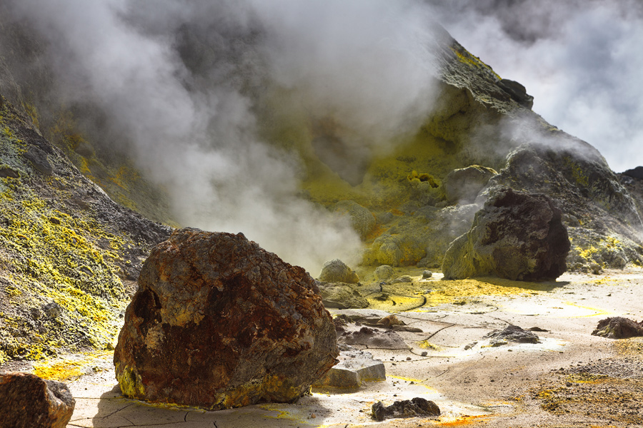 Fumarole field in a crater of Mutnovsky Volcano (Sep-2013) (Photo: Sergey Krasnoshchokov)