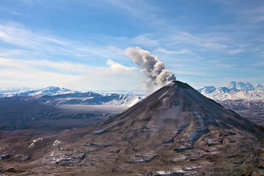 Ash emission from Karymsky volcano (March 2011) (Photo: Sergey Krasnoshchokov)