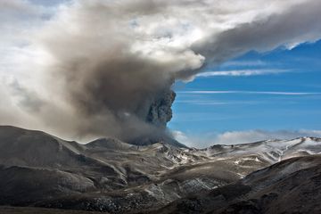 Panache de cendres du volcan Kizimen, Kamchatka (mars 2011) (Photo: Sergey Krasnoshchokov)