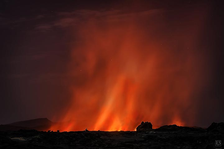 Lueur rouge vif au-dessus du grand nouveau lac de lave qui s'est formé lors de l'éruption de fissure sur le flanc sud-est d'Erta Ale (février 2017) (c)