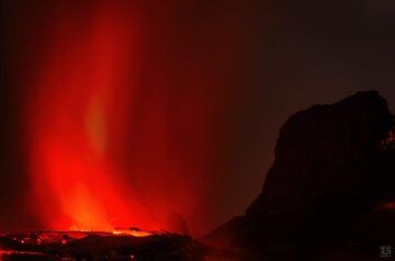 Lueur rouge nocturne au-dessus d'un petit lac de lave sur les nouveaux champs d'écoulement sur le flanc sud-est d'Erta Ale (février 2017) (c)