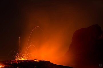 Éclaboussures actives d'un petit hornito sur le nouveau site d'éruption de fissure d'Erta Ale (février 2017) (c)