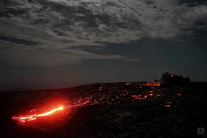 Éruption de lave active du nouveau bouclier de lave sur la zone de rift sud (éruption du flanc du volcan Erta Ale, février 2017) (c)