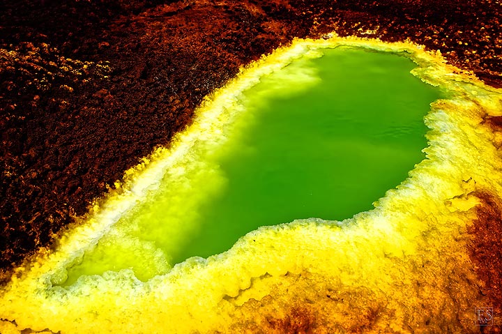 Green and yellow salt pond at Dallol (c)