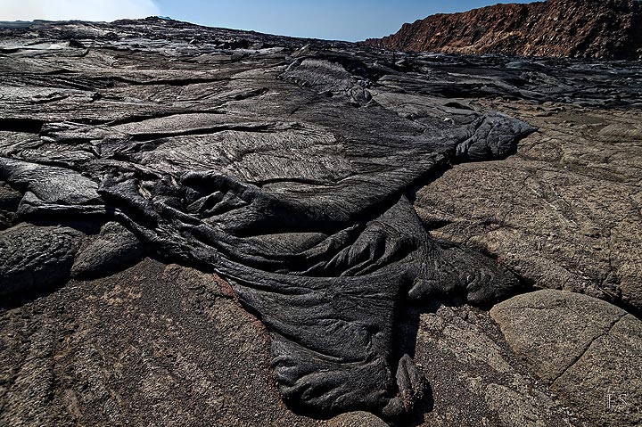 A young lava flow that covered the floor of Erta Ale´s summit caldera during the intense overflow of the south crater lava lake which preceeded the new fissure eruption on the volcano´s SE flank (February 2017) (c)