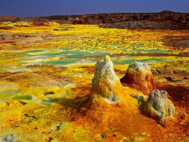 Erta Ale volcano &amp; Dallol (Ethiopia): Jan 2018 photos by Stefan Tommasini - Yellow salt crusts with green acid ponds and small geysirs at Dallol hydrothermal area (c) / VolcanoDiscovery