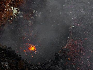 Lave éclaboussant de l'un des petits évents actifs au bord du cratère sud (caldeira du sommet d'Erta Ale) (c)