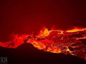 Gros plan nocturne du lac de lave en ébullition active dans le cratère sud de la caldeira sommitale d'Erta Ale (c)