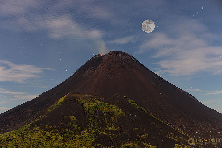 Pleine lune au-dessus du volcan Soputan (Photo: Thomas Spinner)