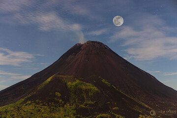 Luna llena sobre el volcán Soputan (Photo: Thomas Spinner)