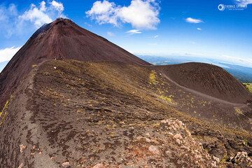At the edge of the rim / Soputan volcano (Photo: Thomas Spinner)