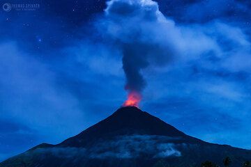 Die Karangetang-Seite wird vom untergehenden Mond beleuchtet (Photo: Thomas Spinner)