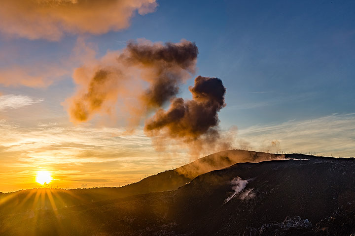 Volcan Ibn - éruption au lever du soleil (Photo: Thomas Spinner)