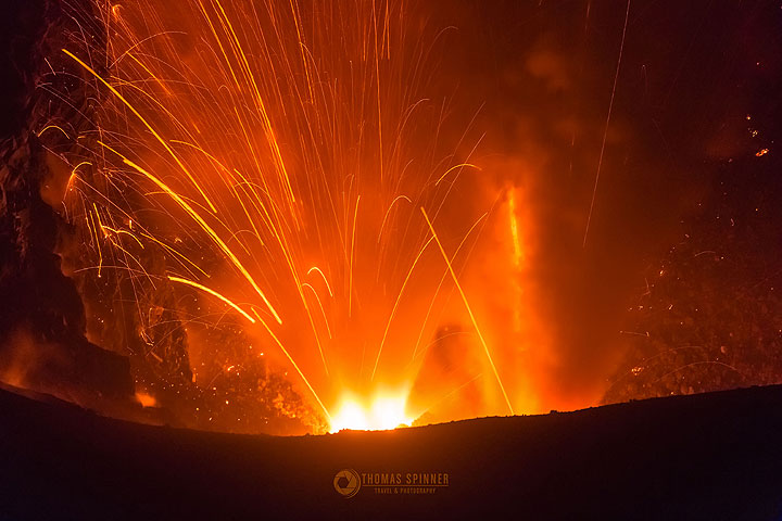 Éruption de Dukono avec deux évents (Photo: Thomas Spinner)