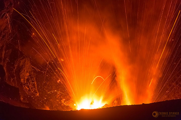 Volcan Dukono : deux cheminées en éruption (Photo: Thomas Spinner)