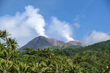 Steam plumes from the north (l) and south (r) craters of Karangetang volcano. (Photo: Thomas Spinner)
