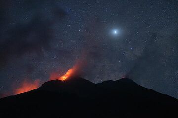 Nächtliche Ansicht von Karangetang mit Venus. (Photo: Thomas Spinner)