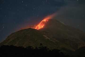 Glowing rockfalls and lava from the north crater of Karangetang. (Photo: Thomas Spinner)