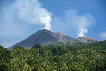 Steam plumes from the north (l) and south (r) craters of Karangetang volcano. (Photo: Thomas Spinner)