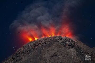 Active lava dome of Colima volcano, Mexico, on 15 March 2014 (Photo: Tapiro)