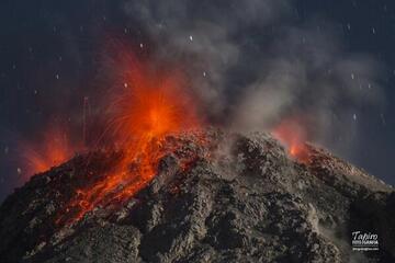 Growing lava dome and strombolian activity at the summit of Colima volcano on 17 April 2014 (Photo: Tapiro)