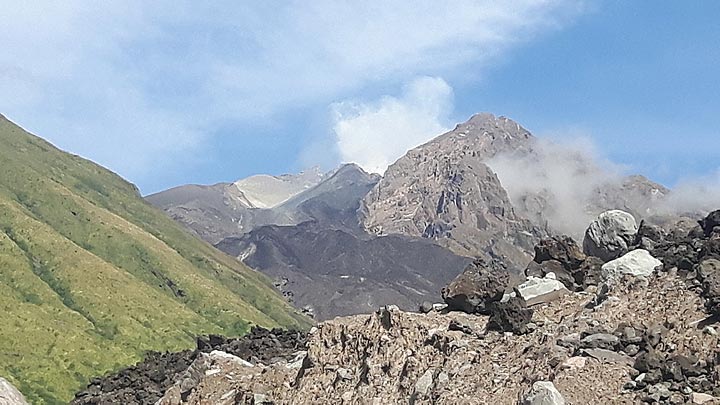 Vulkan Sangeang Api (Indonesien) mit seinem Gipfel und dem Lavastrom von 2015 (Bild aufgenommen im März 2017) (Photo: ThomasH)