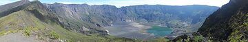 Die Gipfelcaldera des Vulkans Tambora (Insel Sumbawa, Indonesien), entstand während des Ausbruchs von 1815 (Photo: ThomasH)