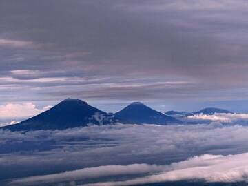 View over Sumbing and Sundoro stratovolcanoes in Central Java, seen from the top of Merapi (Feb 2015) (image: Юлия Грубник) (Photo: ThomasH)