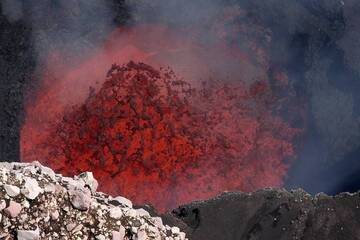 Exceptionally clear view onto a lava bubble from the lava lake inside Marum crater, Ambrym Island, Vanuatu (May 2012) (Photo: Thorsten Boeckel / www.tboeckel.de)