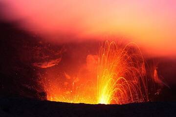 Eruption at Yasur volcano, Tanna Island, Vanuatu (May 2012) (Photo: Thorsten Boeckel / www.tboeckel.de)