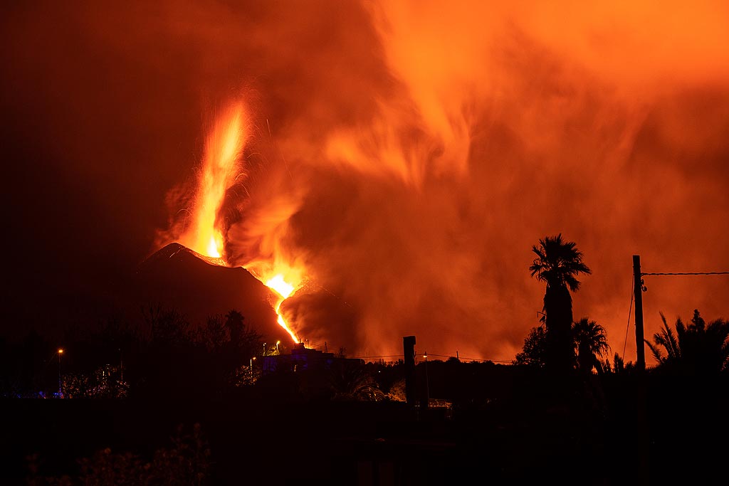 Lava fountain and lava flow from Tajuya (Photo: Tilmann)