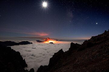 The eruption, moon and Milky Way seen from the caldera rim (Photo: Tilmann)