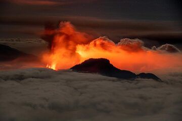 Eruption erhellt den Nachthimmel über La Palma (Photo: Tilmann)