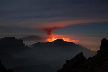 Helles Leuchten und Aschewolke von der Caldera aus gesehen (Photo: Tilmann)