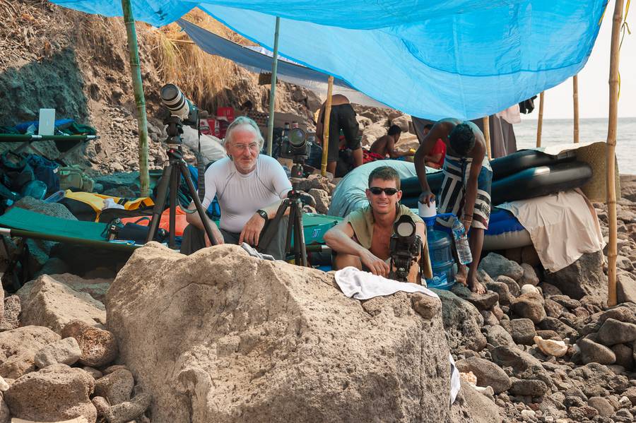 Batu Tara Indonesien; 3. November 2014: Gian und Paul warten auf vulkanische Aktivität (Photo: Tilmann)