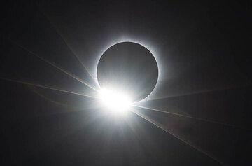 Second contact: the sun is about to be eclipsed - a perfect diamond ring forms. (Photo: Tilmann)