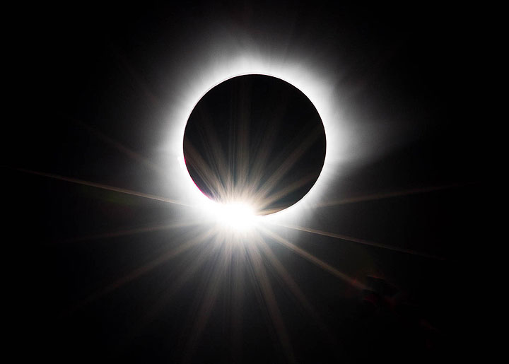 Last second before totality - to the joy of all, the corona is very large during this eclipse! (Photo: Tilmann)