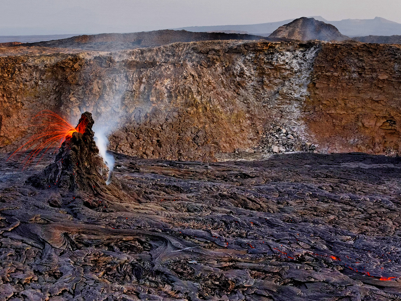 activité strombolienne et coulées de lave dans le cratère nord d'Erta Ales (Photo: Tom222)