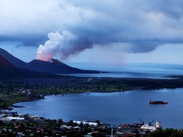 eruption and ashfall at tavurvur (Rabaul) 2011 (Photo: Tom222)